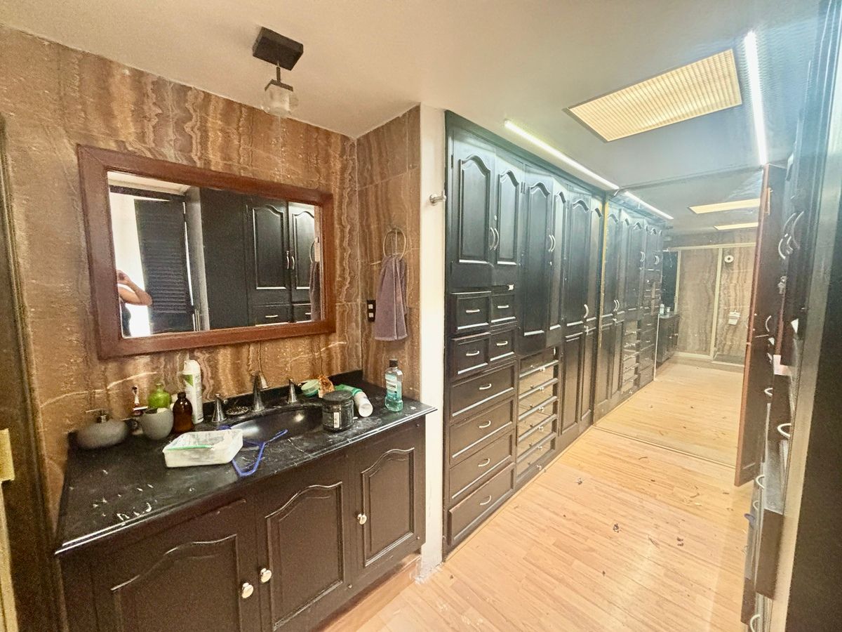 35 de 42: Baño de recámara principal con walking closet