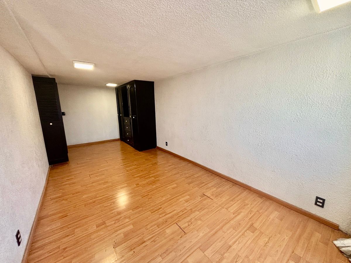 37 de 42: Recámara secundaria 3 con baño