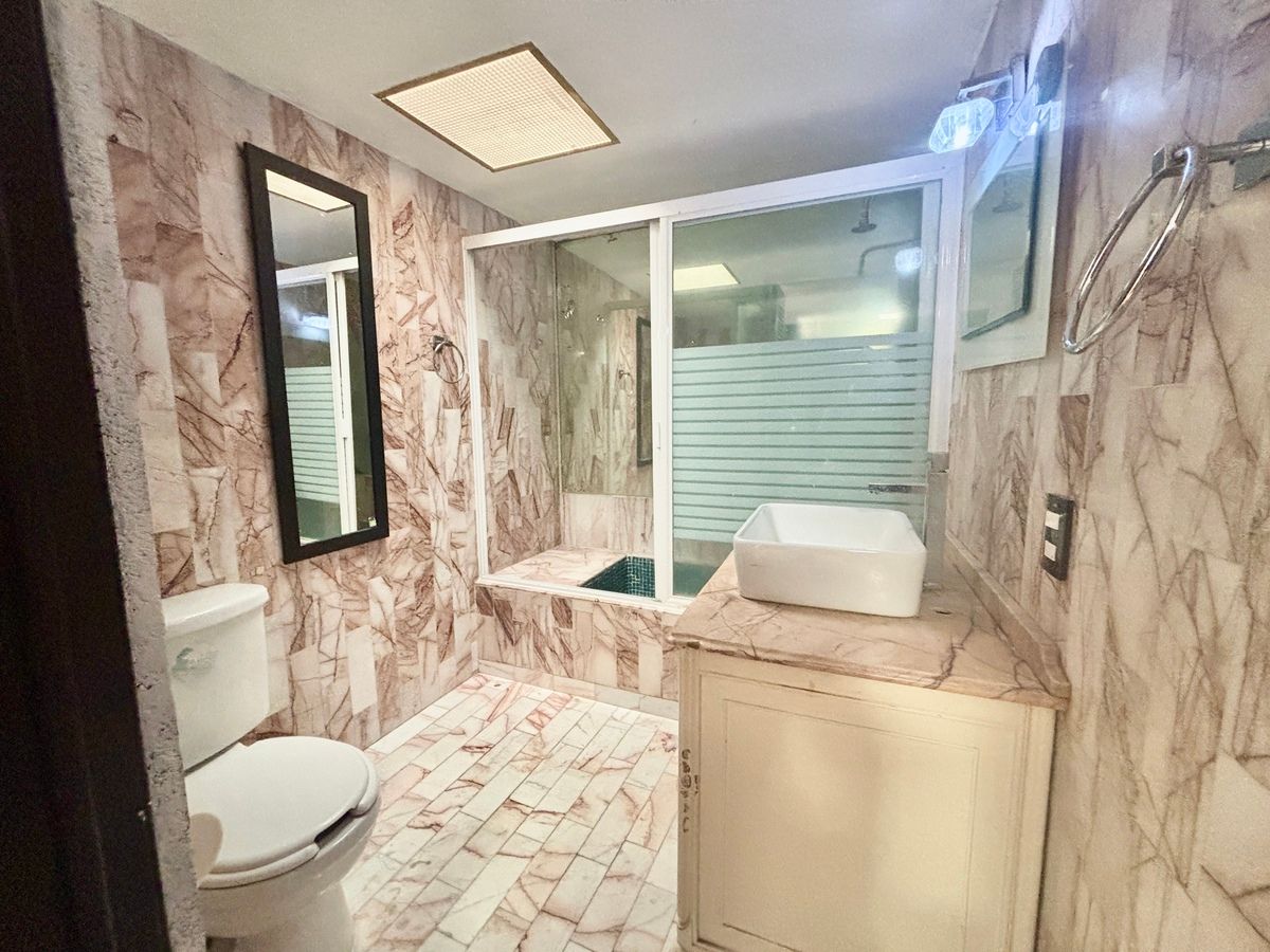 38 de 42: Baño de recámara secundaria 3