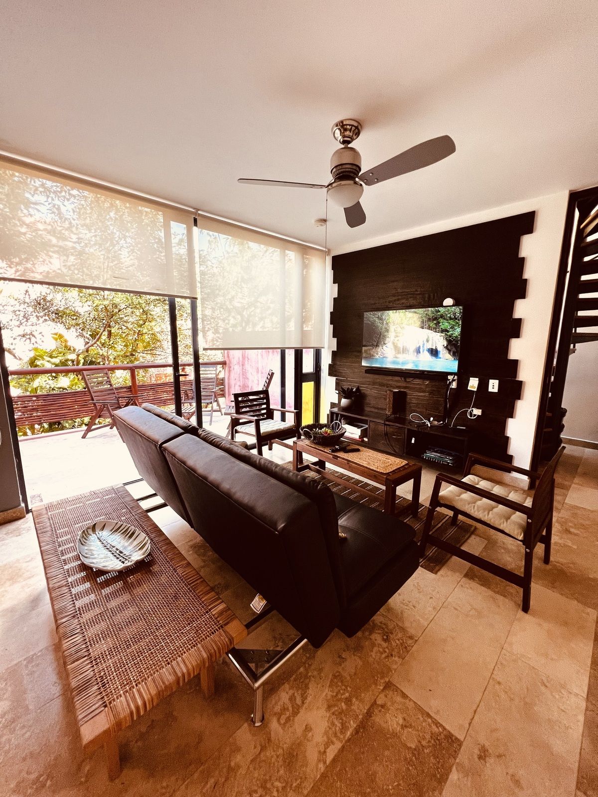 9 of 32: Area de tv y terraza