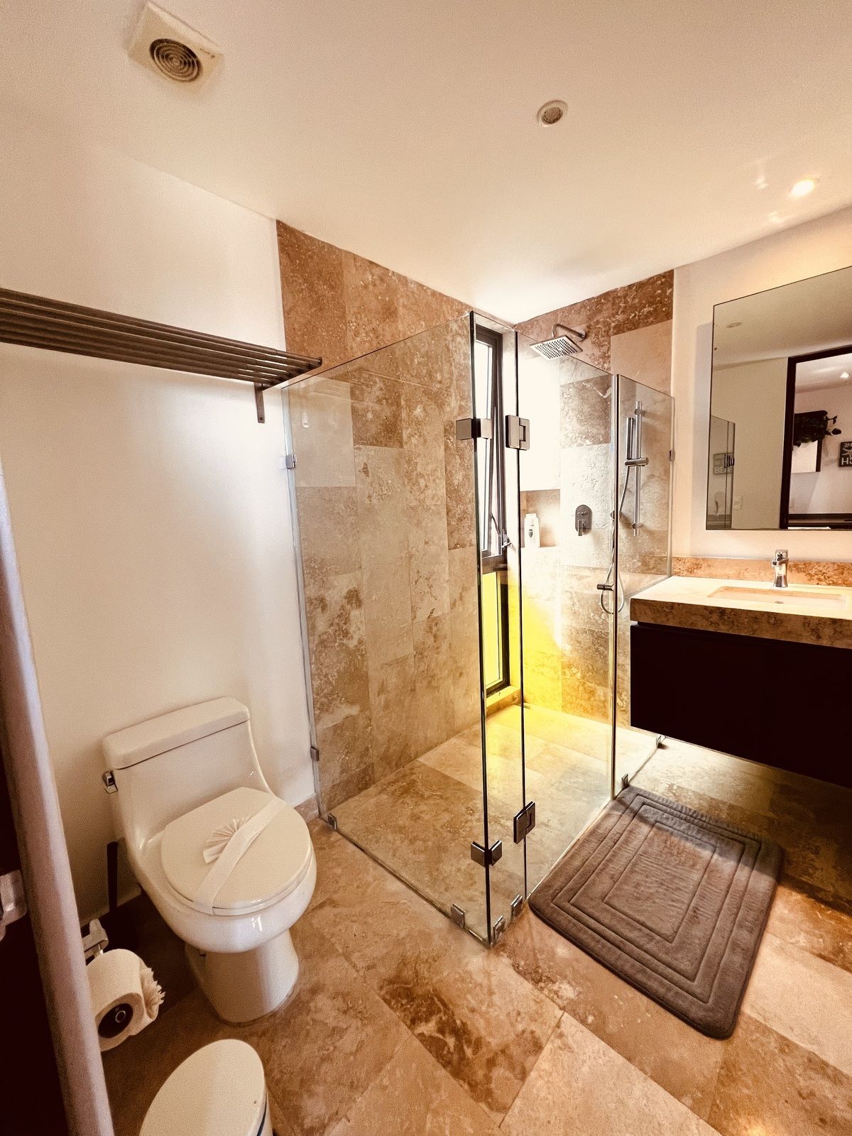 17 of 32: Baño del roof