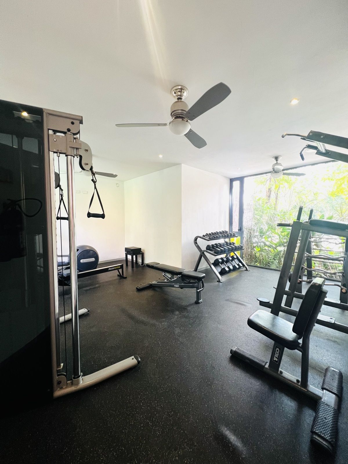 22 of 32: Gym en edificio