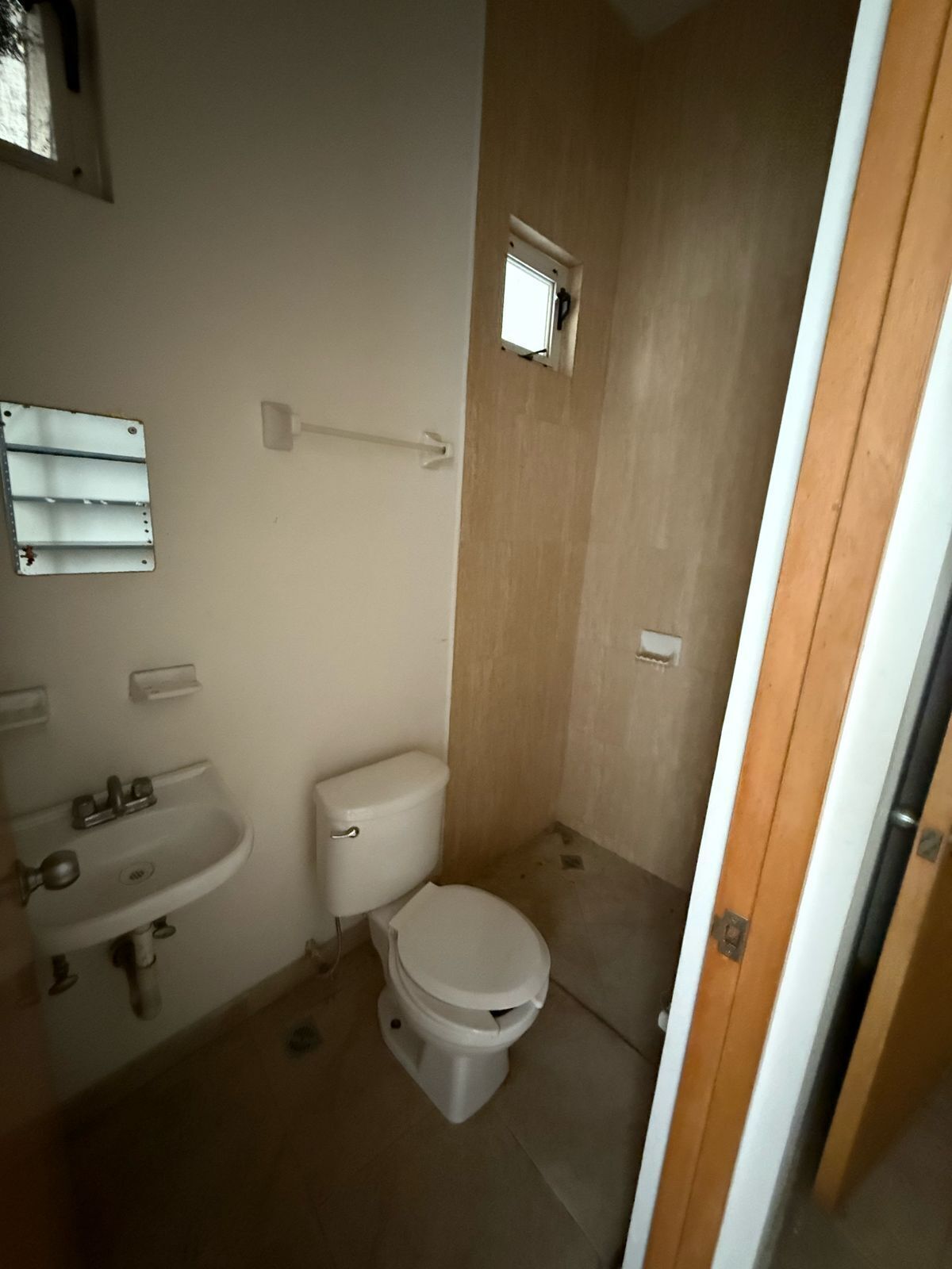37 de 42: bano completo de recamara de servicio