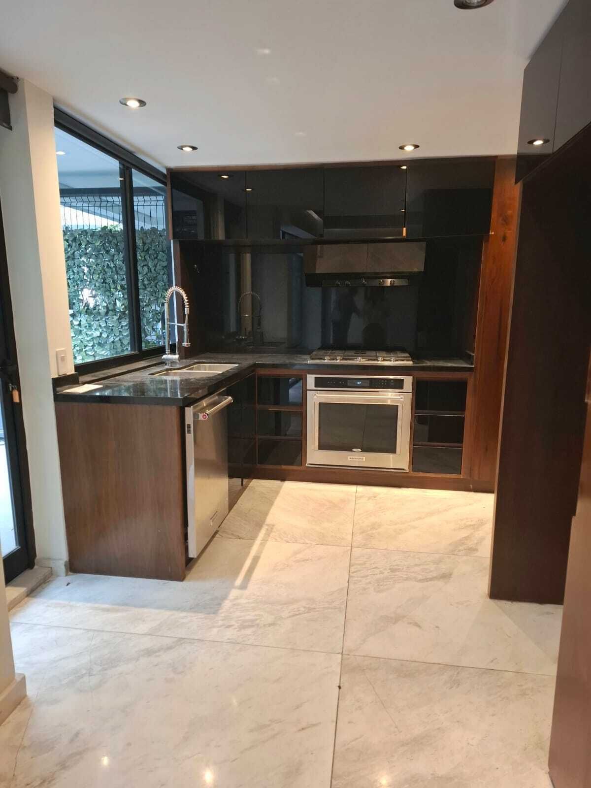 5 de 28: Cocina semi abierta a un lado de sala-comedor