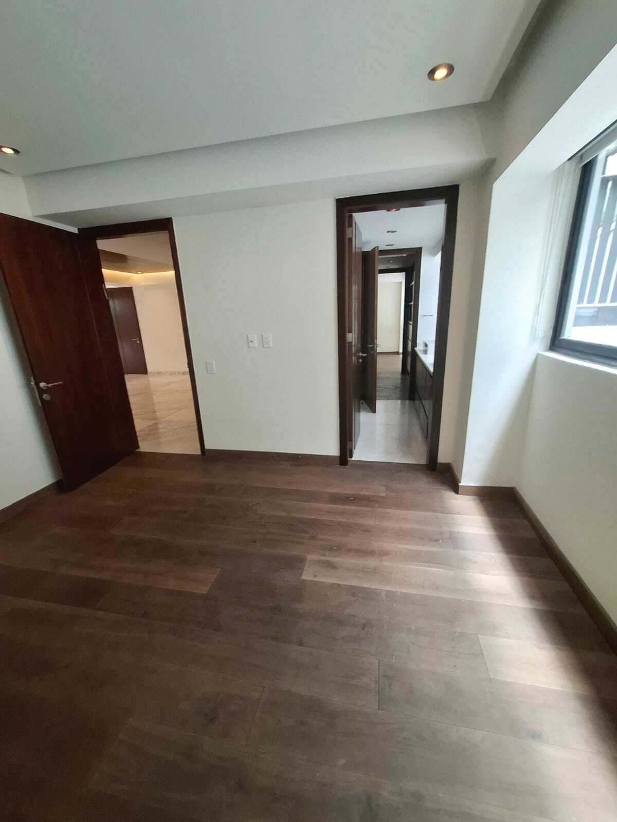 12 de 28: "a recamara comparte baño y vestidor con la 3er recamara