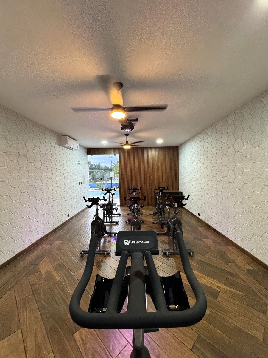 12 of 23: SALON SPINNING