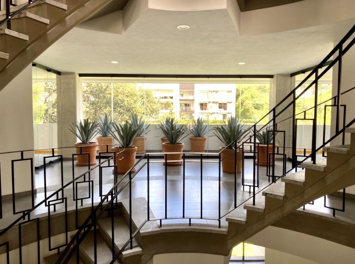 28 de 35: Escaleras edificio