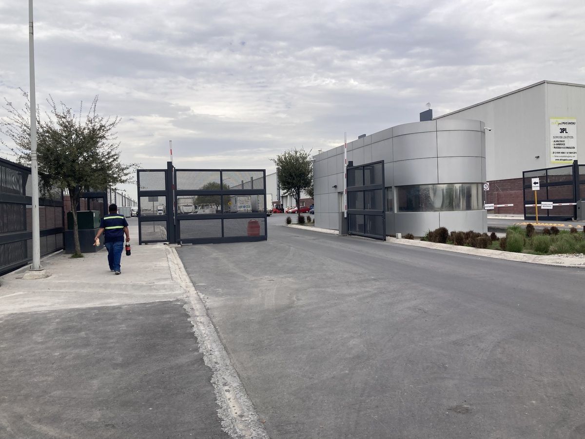 4 of 13: Entrada al parque