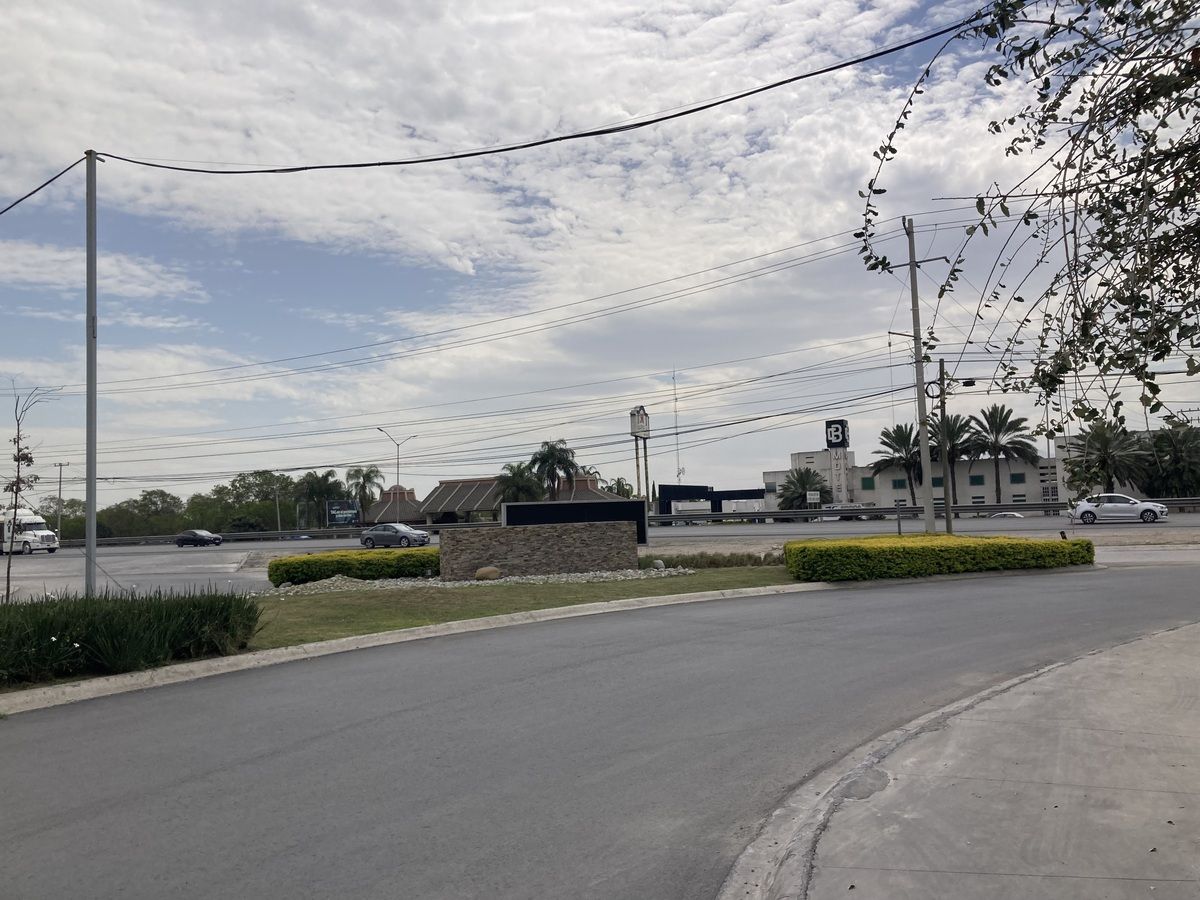 3 of 13: Entrada al parque