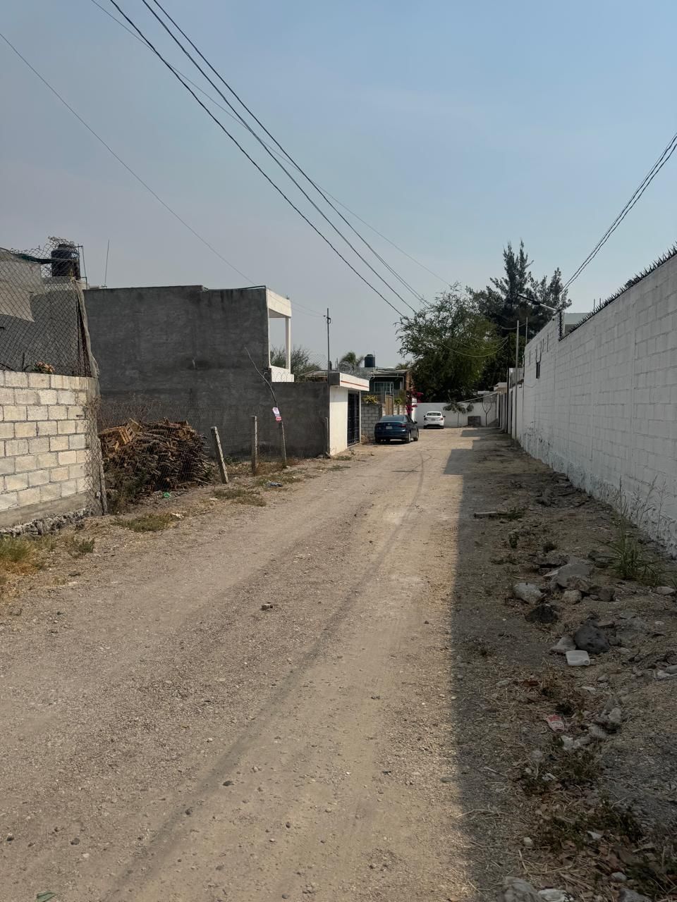 5 of 9: El terreno es primero de lado izquierdo de la privada.