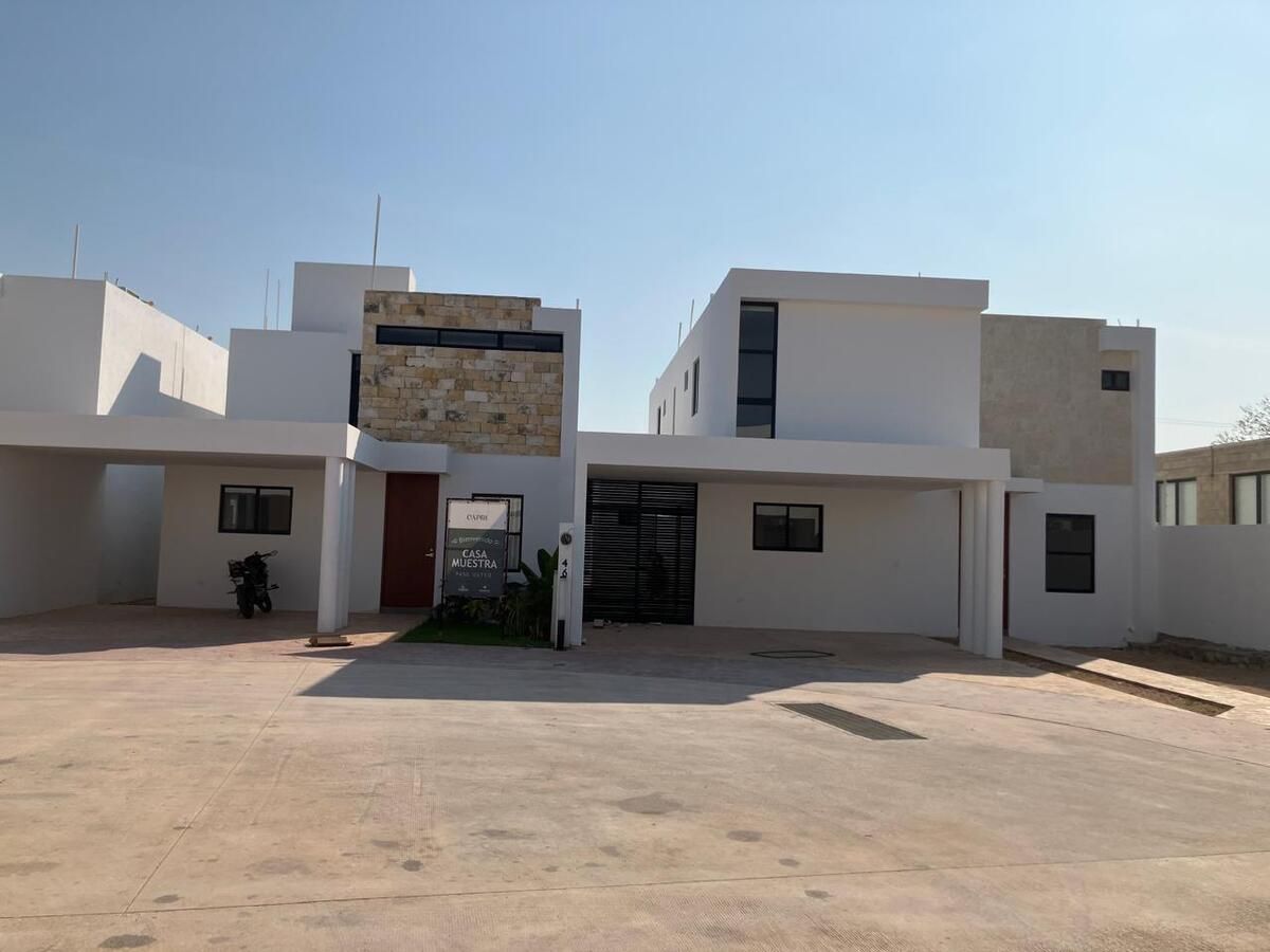 Casa en venta con alberca, paneles solares, 3 recámaras en privada, Mérida