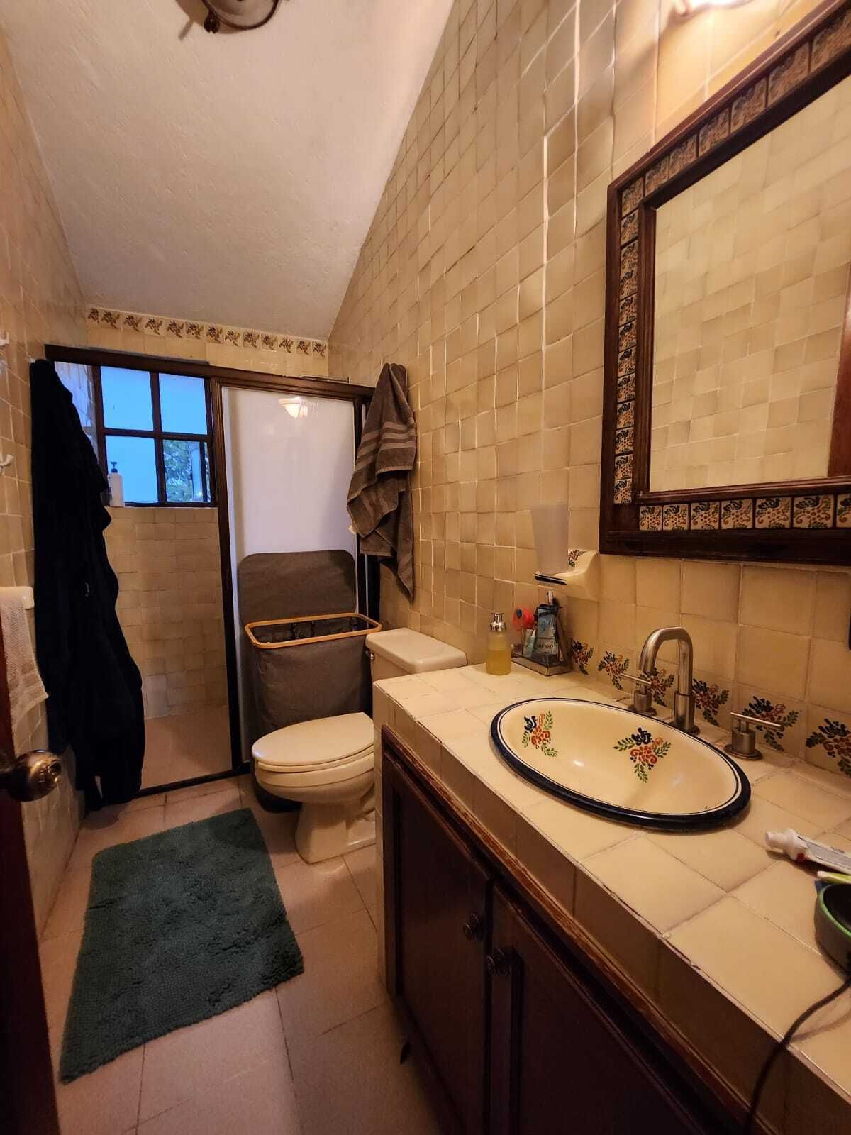 21 de 28: Baño completo compartido