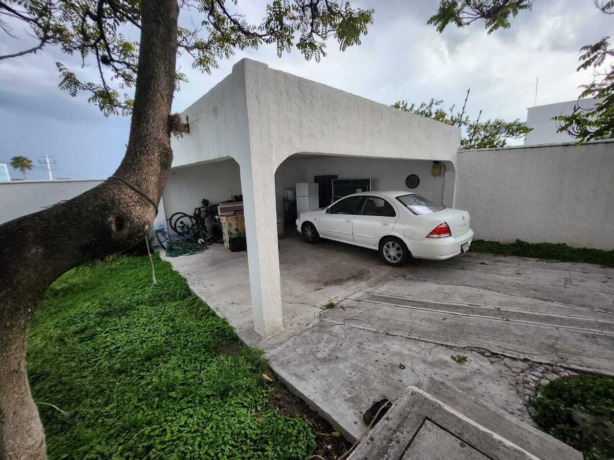 25 de 28: Estacionamiento