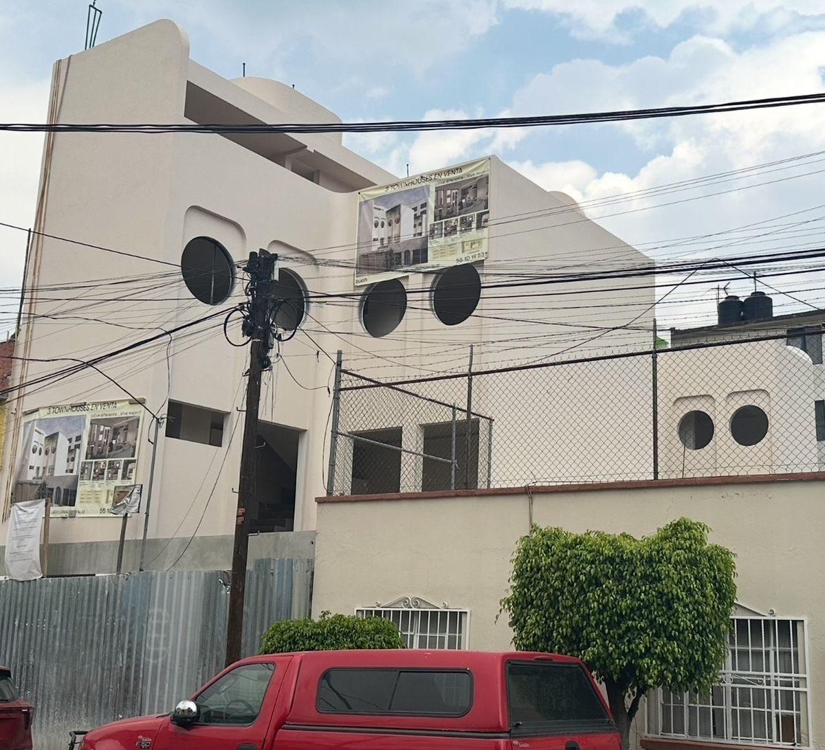 4 de 17: FACHADA LATERAL