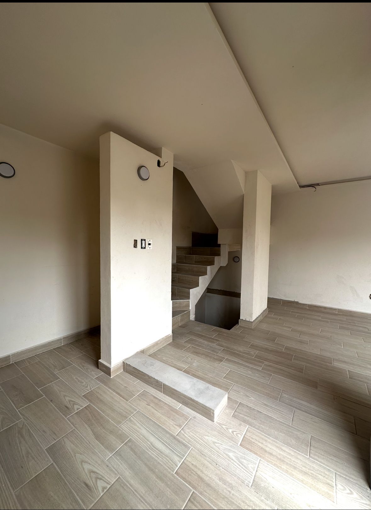 11 de 17: AREA DE COCINA Y ESCALERAS