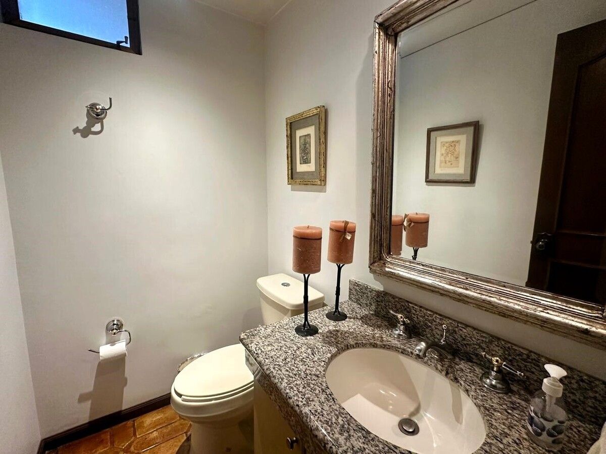 4 de 24: Medio Baño Visitas