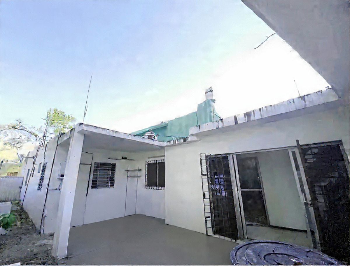 7 de 21: Patio central con área de lavadero techada