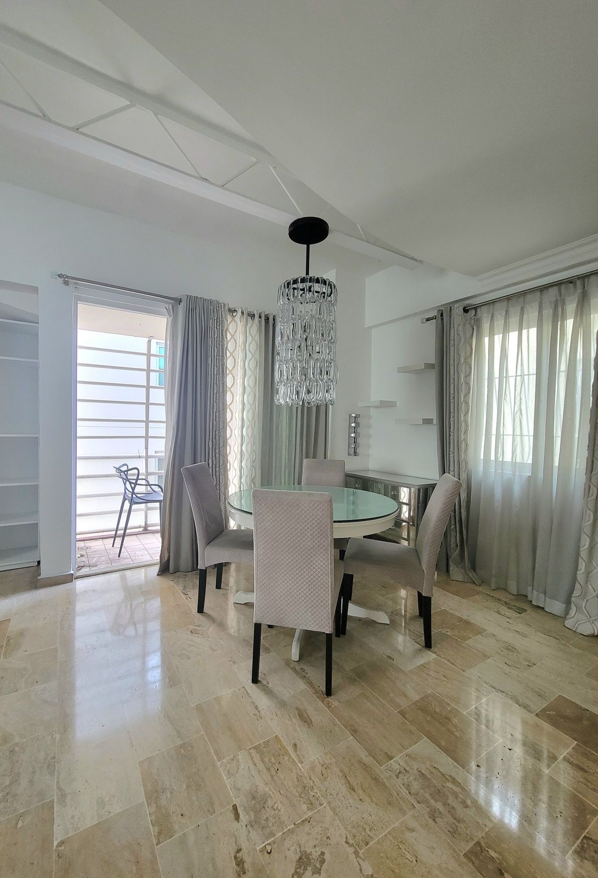 3 of 15: Vista Comedor y balcon