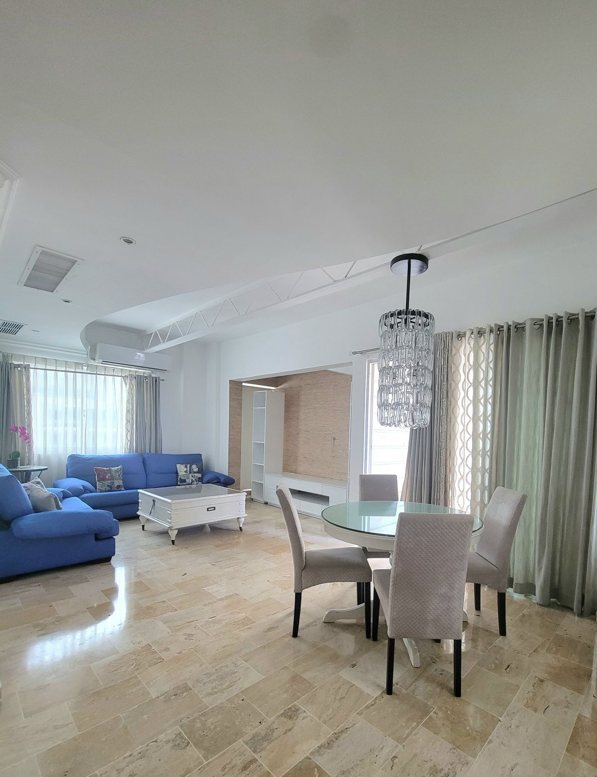 2 of 15: Vista sala