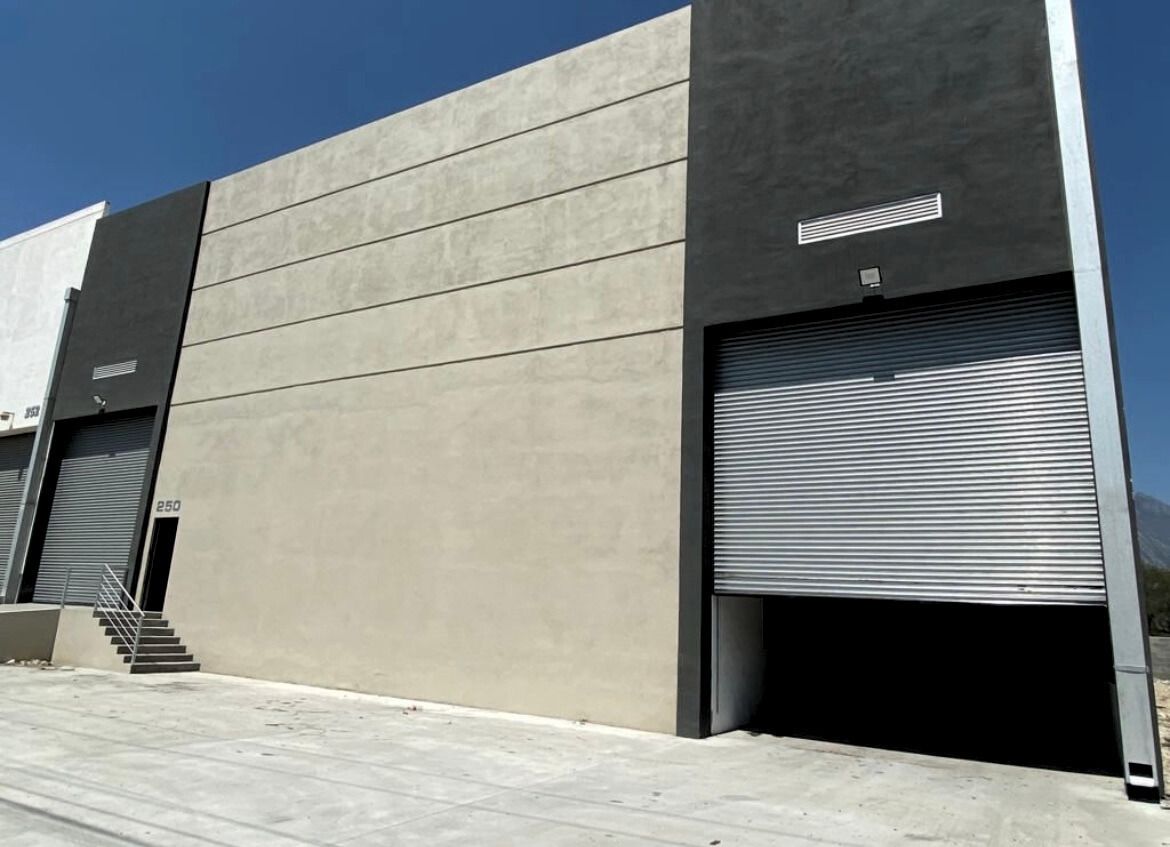 1 of 6: Cortinas de acero e impecable fachada.