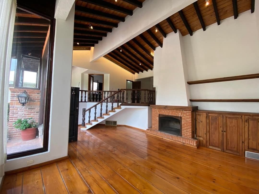 3 of 12: Recibidor y sala