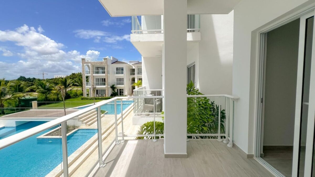 3 of 15: Balcón