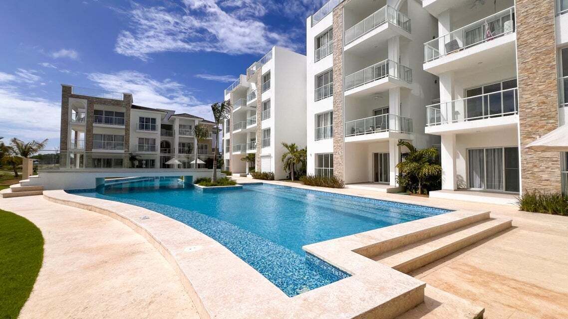 4 of 15: Piscina