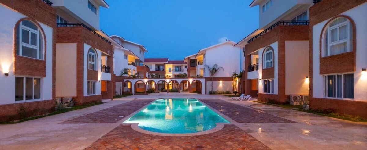 1 of 15: Vista nocturna piscina