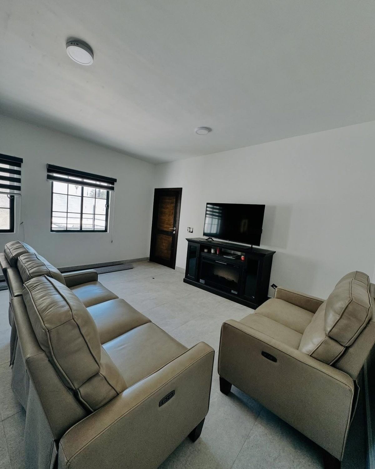 7 of 14: Sala con TV