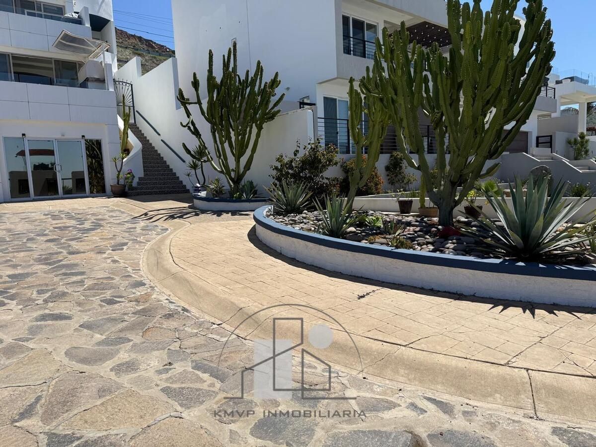 4 de 26: Estacionamiento, jardin.