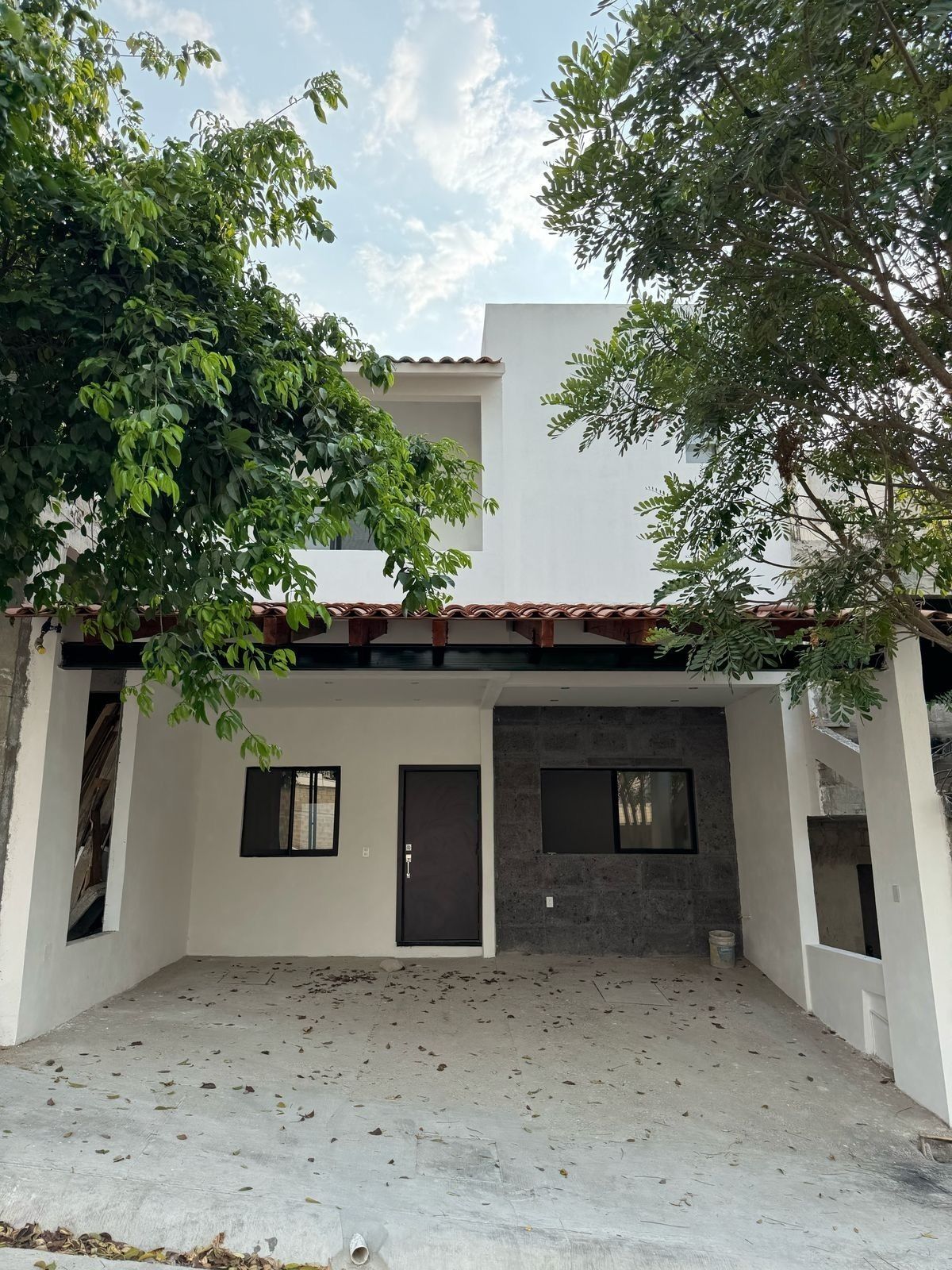 1 of 16: Fachada
