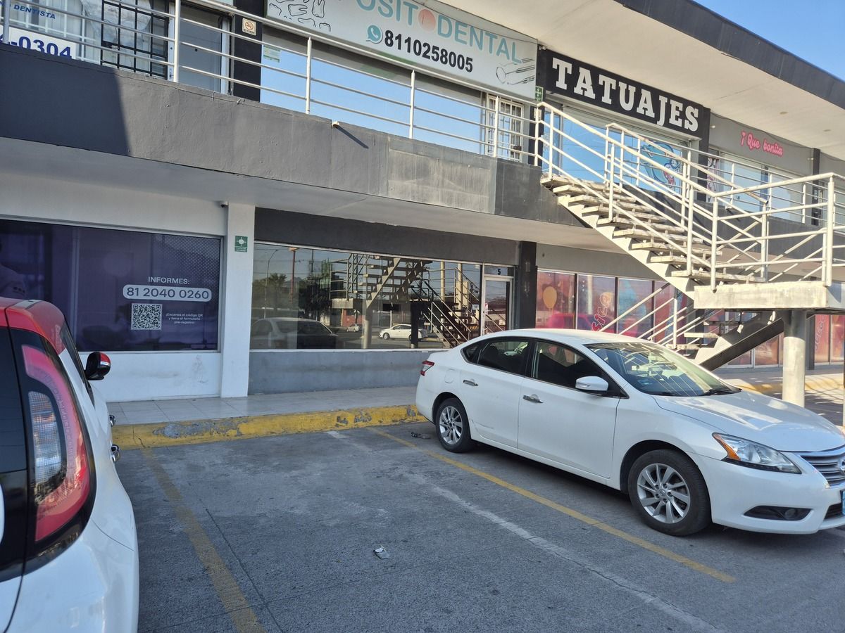 7 de 10: Estacionamiento en Plaza Comercial