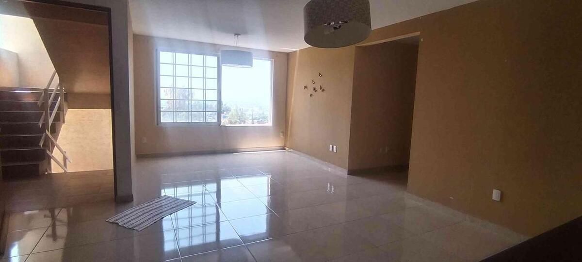 2 de 7: Estancia de Sala Comedor y Escaleras a segundo piso