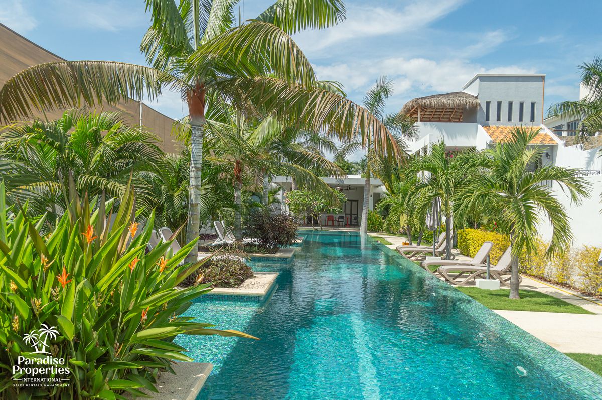 4 de 31: Pool area with Loungers