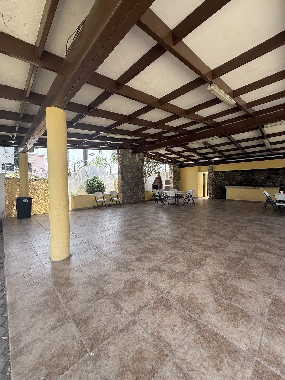 7 of 8: Salón