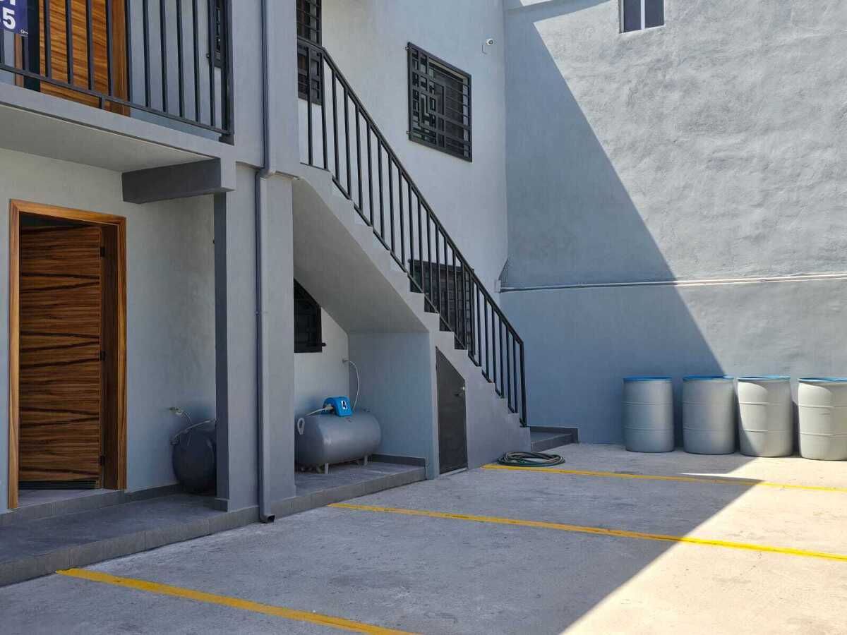 2 de 9: AREA DE ESTACIONAMIENTO
