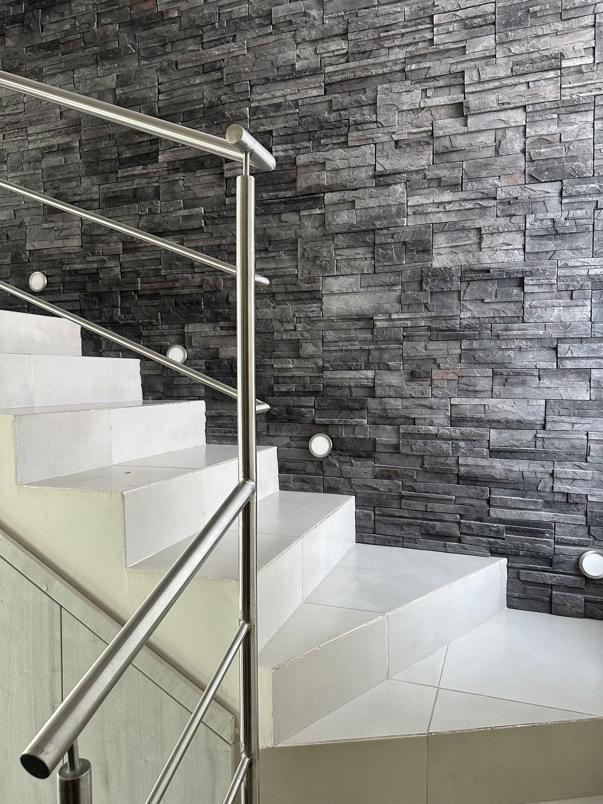 9 de 16: Muro decorado en escaleras