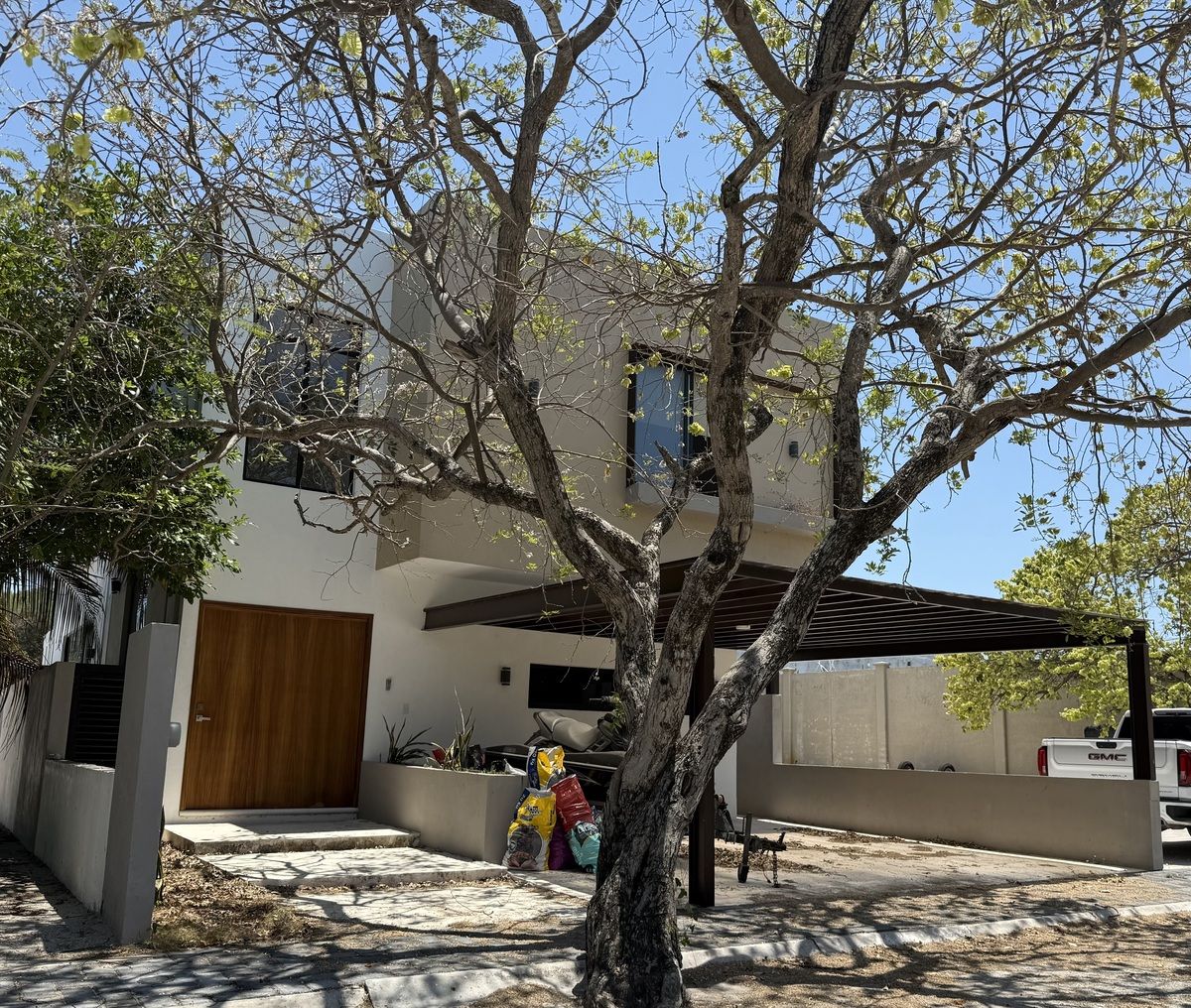 1 de 13: Fachada frontal