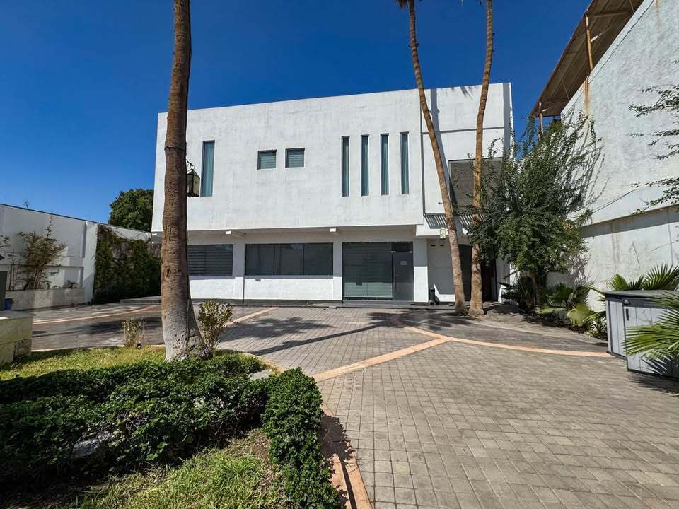 Se Vende Espaciosa Casa con Complejo de Oficinas Ejecutivas en Fraccionamiento L