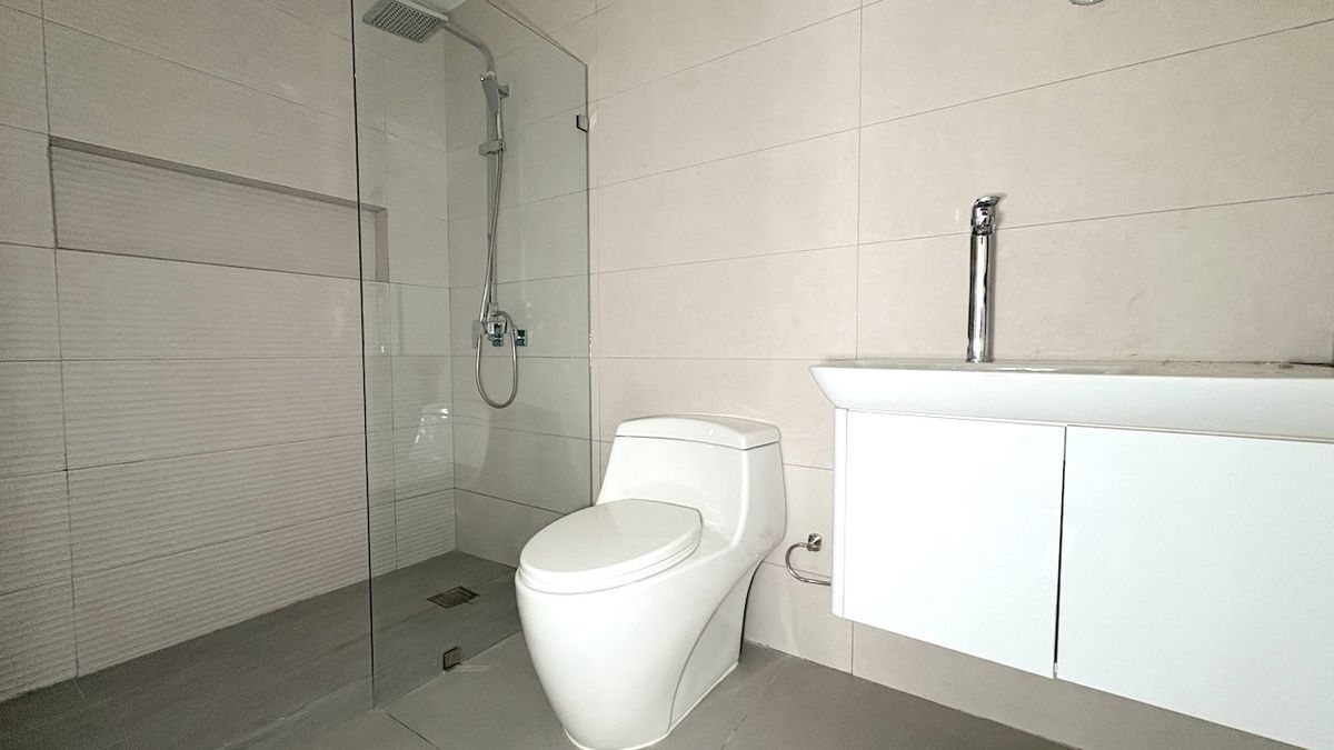 18 de 24: Baño habitación secundaria