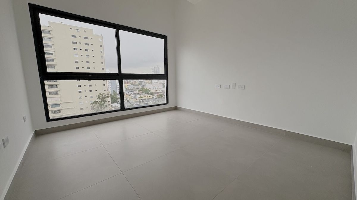 17 de 24: Habitacion secundaria con gran ventanal