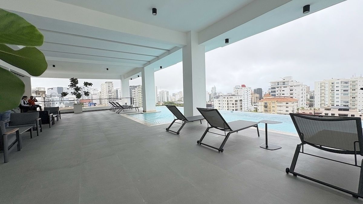 22 de 24: Area de terraza , piscina de nado y Bar