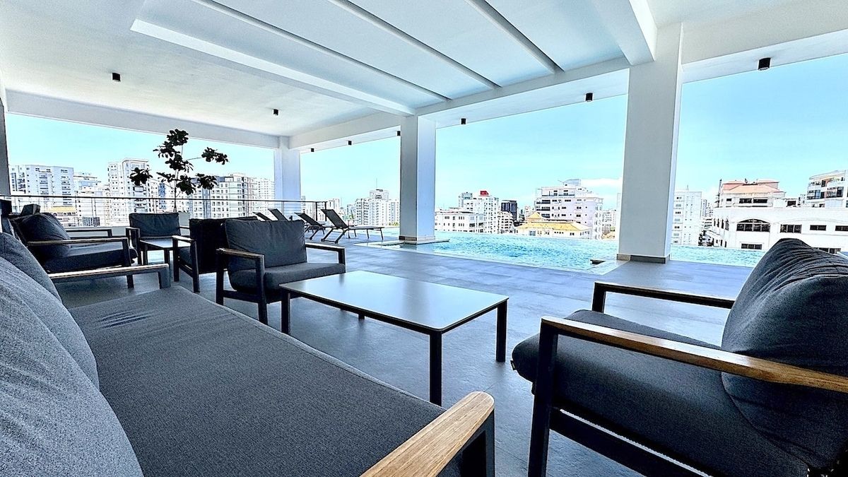 21 de 24: Terraza común con piscina de nado