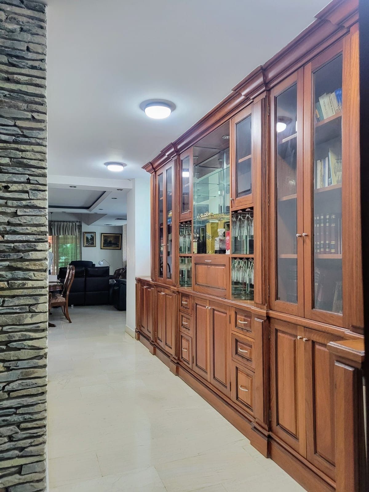 3 de 16: Vista desde el recibidor con mueble empotrado incluido