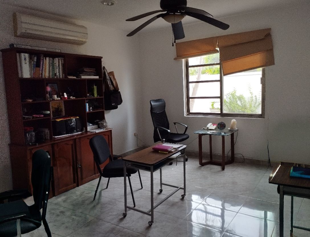 4 of 30: Estudio u oficina