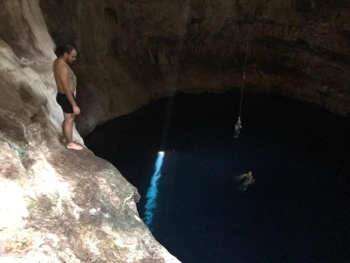 2 of 11: Vista del cenote desde arriba