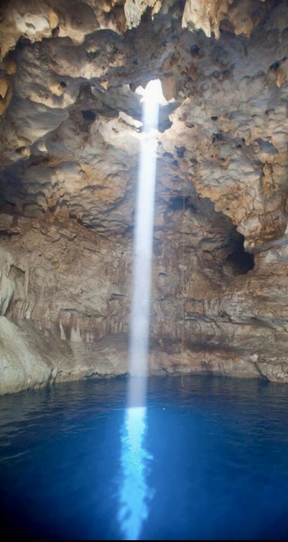 3 of 11: Vista de entrada de luz al cenote