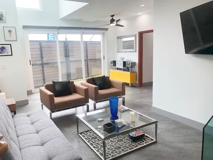 1 de 31: Main floor living room
