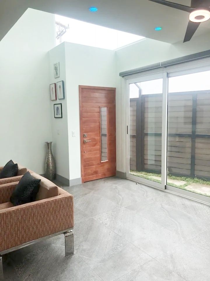 4 de 31: Main entrance to living room