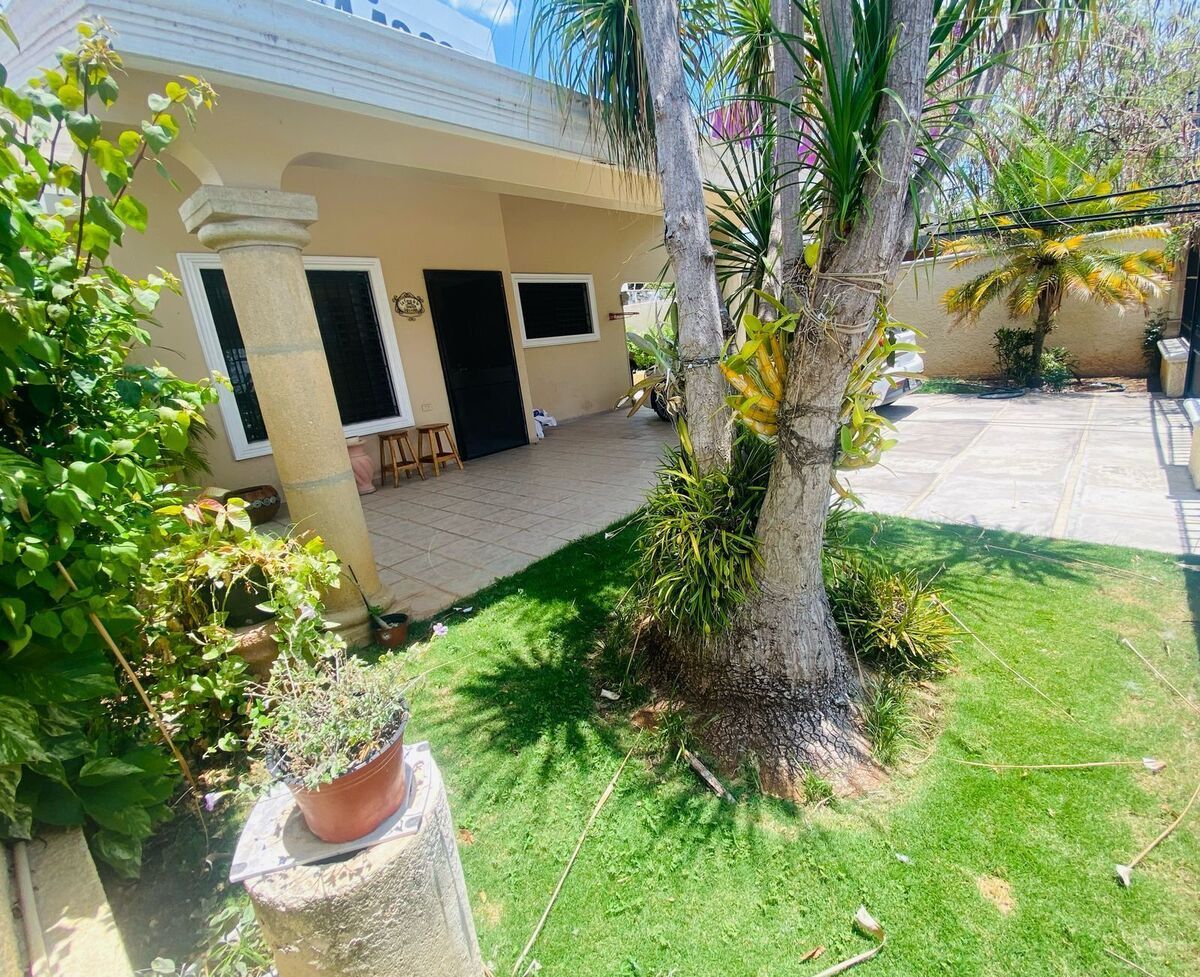 3 de 28: JARDÍN FRONTAL